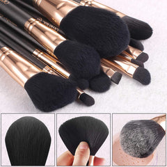 OMANIAC brush holder in PU leather keeps brushes organized during travel