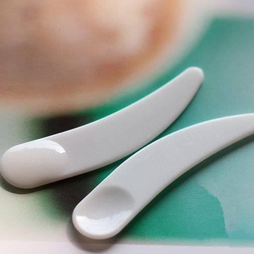 Onwon mini curved scoop use-case demonstrates convenient application of creams and masks.