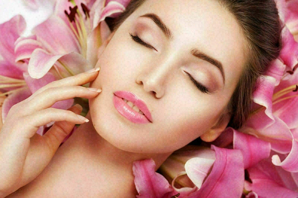 Organic Pure Oil Rose Hydrosol Suncare-Use illustrates soothing midday shine control and cooling touch