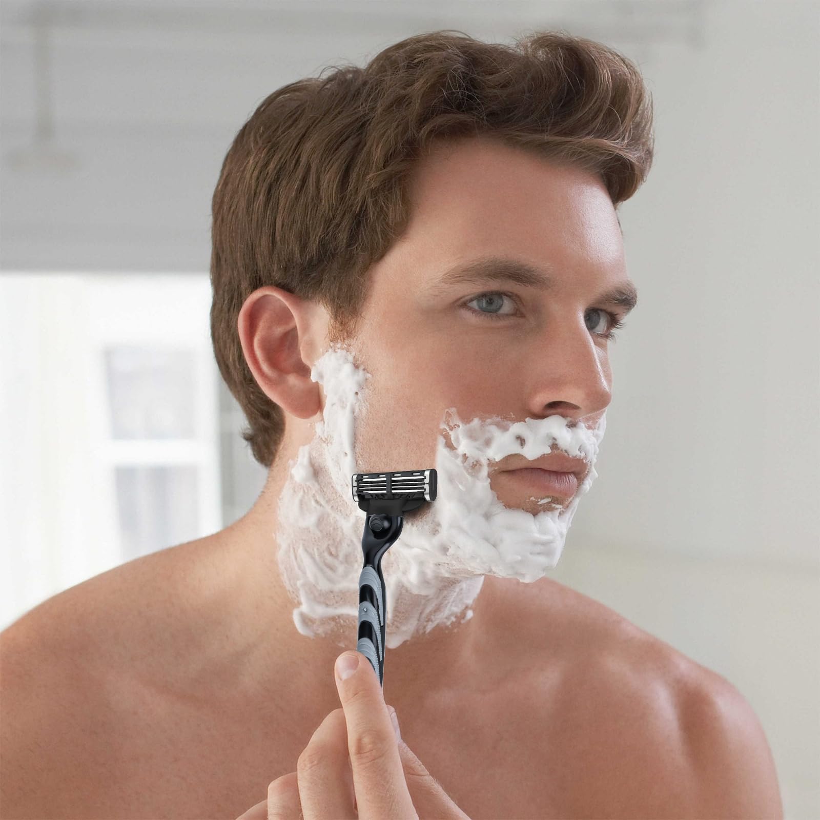 OENUASG ergonomic handle highlighting non-slip grip for comfortable shaving