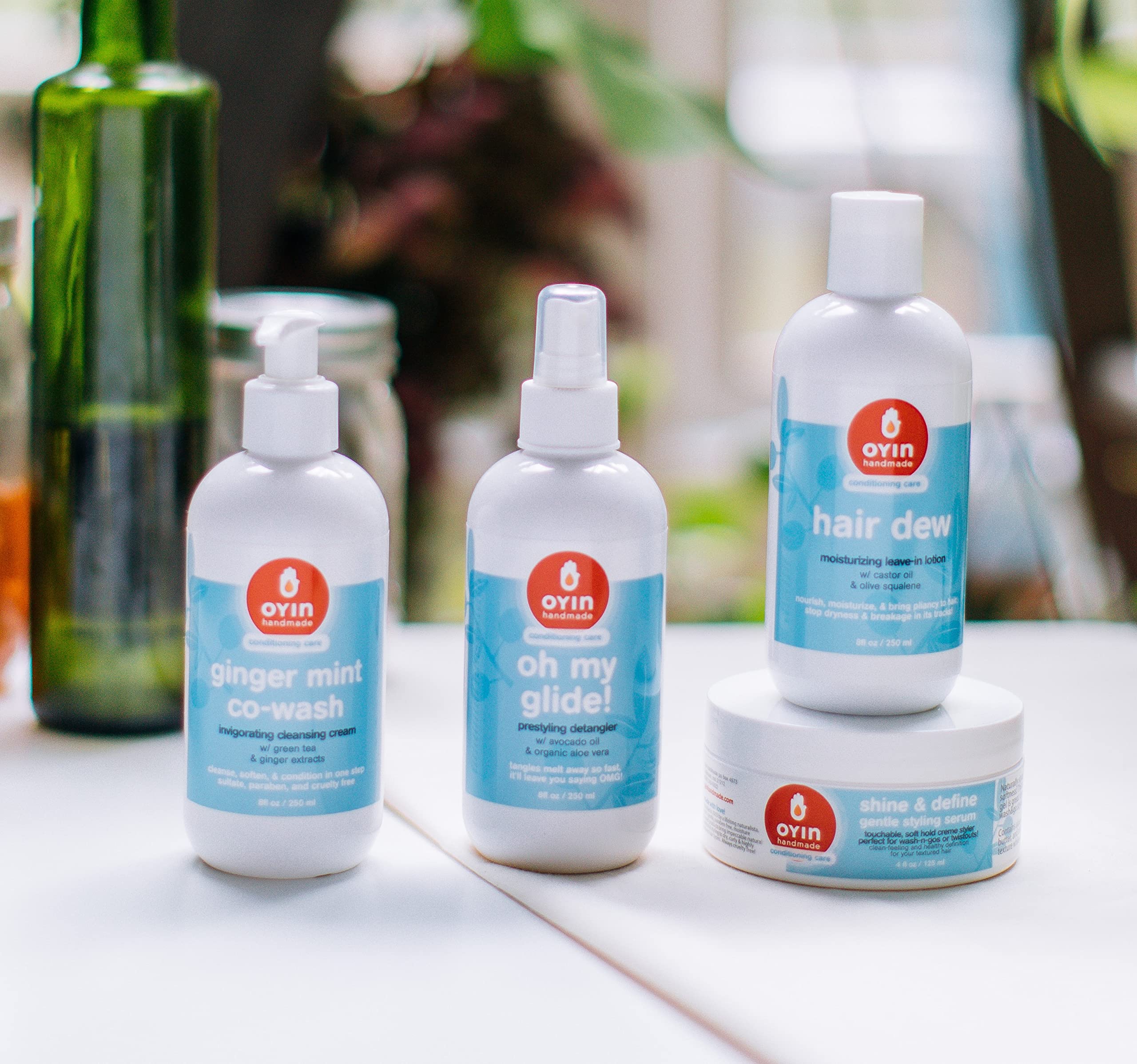 Oyin Hair Dew scent hints vanilla sweetness and a refreshing aroma during styling