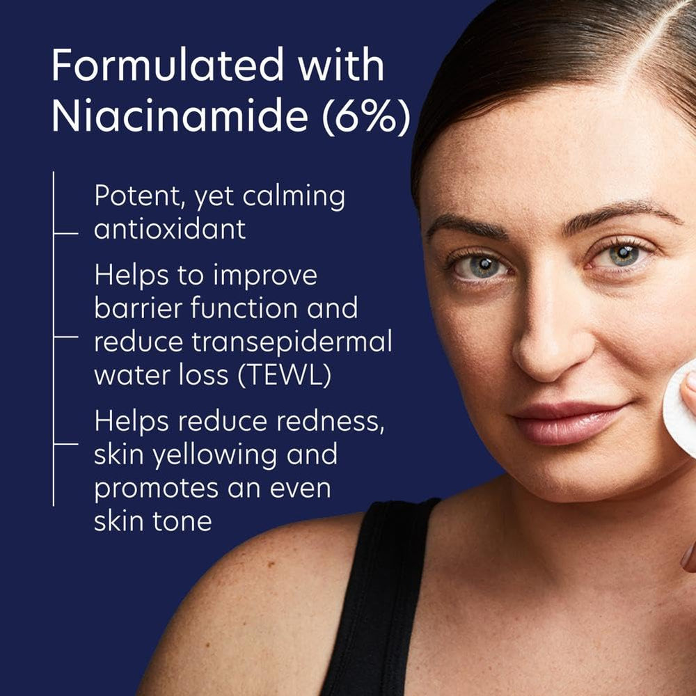 Frasco de PCA SKIN Vitamin B3 Brightening Serum en primer plano.