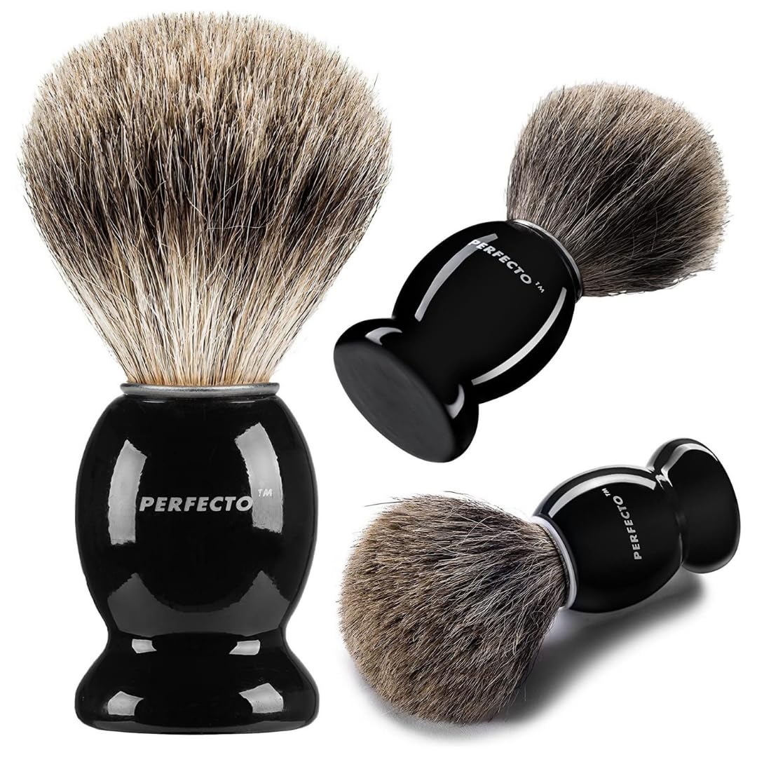 Perfecto shaving brush ergonomic handle demonstrates stable grip for precise grooming