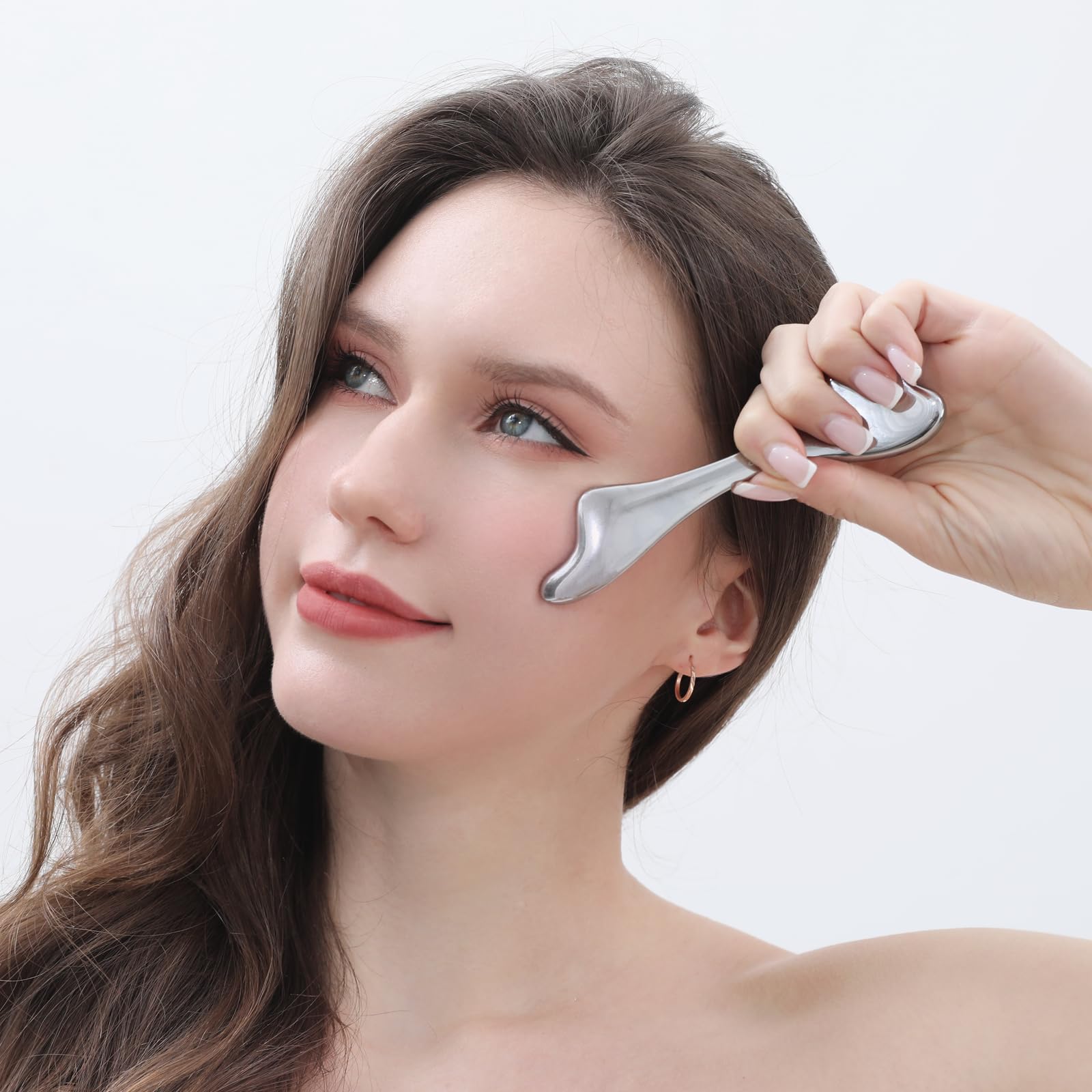 pfefe face roller paired with facial oil for smoother glide.
