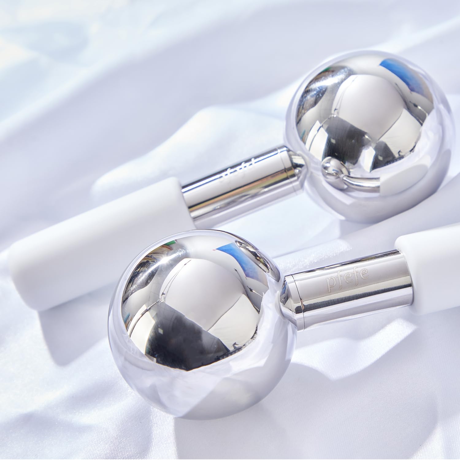Pfefe packaging includes two ice globes and a pouch for convenient storage