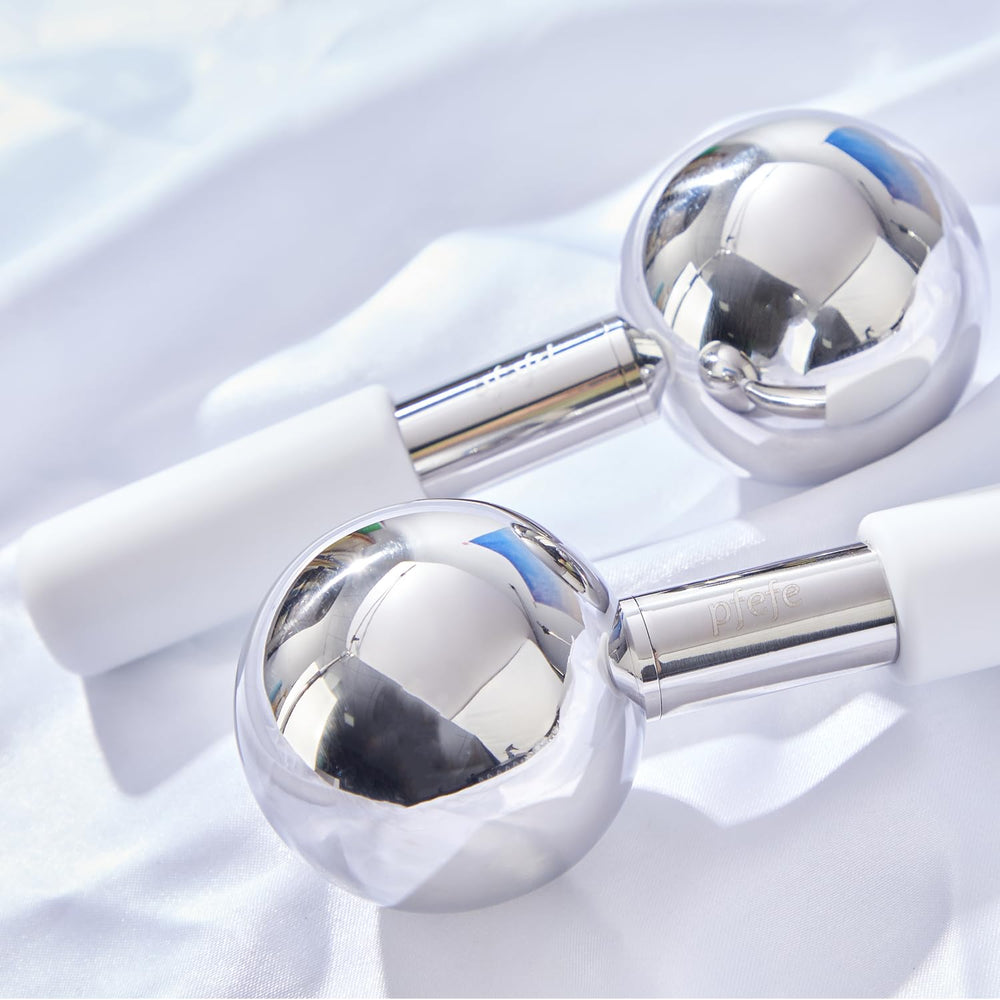 Pfefe packaging includes two ice globes and a pouch for convenient storage