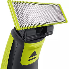 Philips OneBlade QP220/50 fast-moving cutter powering through longer hairs.