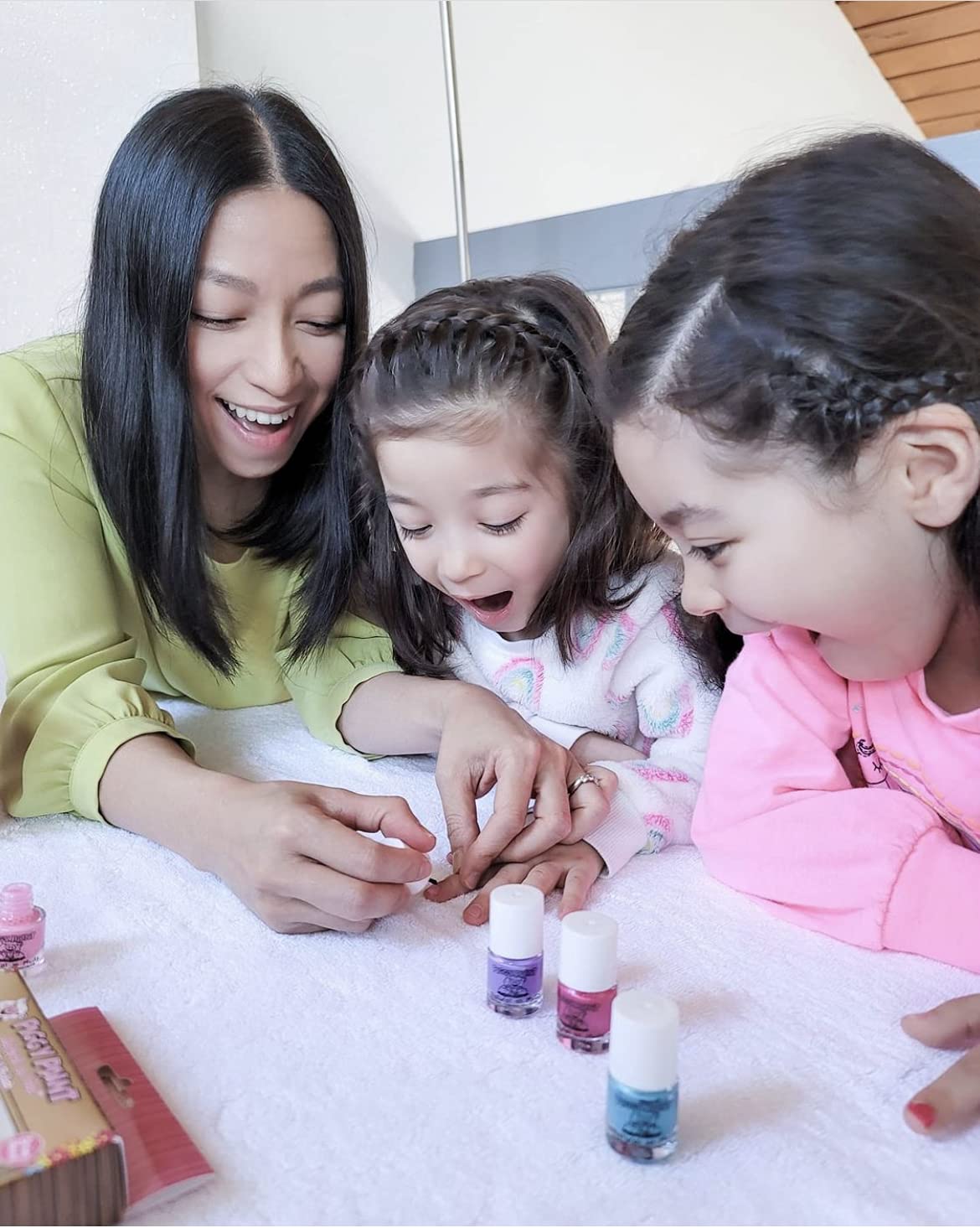 Piggy Paint Happy Hands Set durable hard-drying layer withstands everyday wear and splashes.