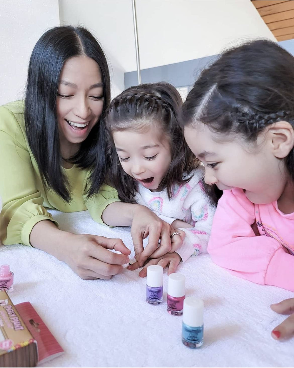 Piggy Paint Happy Hands Set durable hard-drying layer withstands everyday wear and splashes.