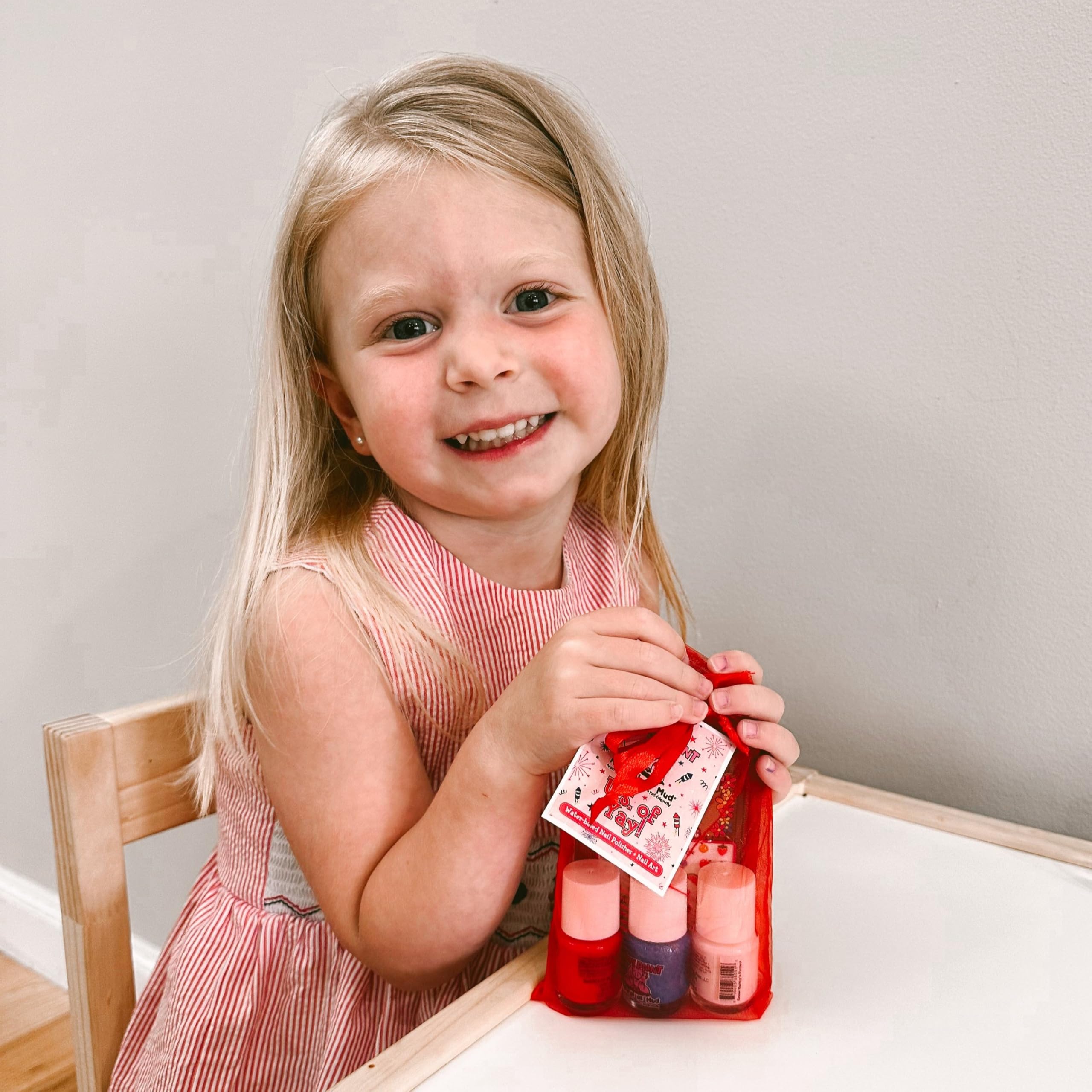 Piggy Paint shine topcoat provides a glossy, scratch-resistant finish