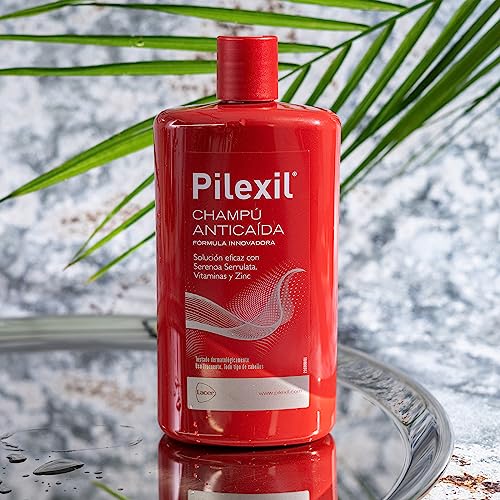 Pilexil Shampoo Anticaída being poured to create a smooth, residue-free lather.
