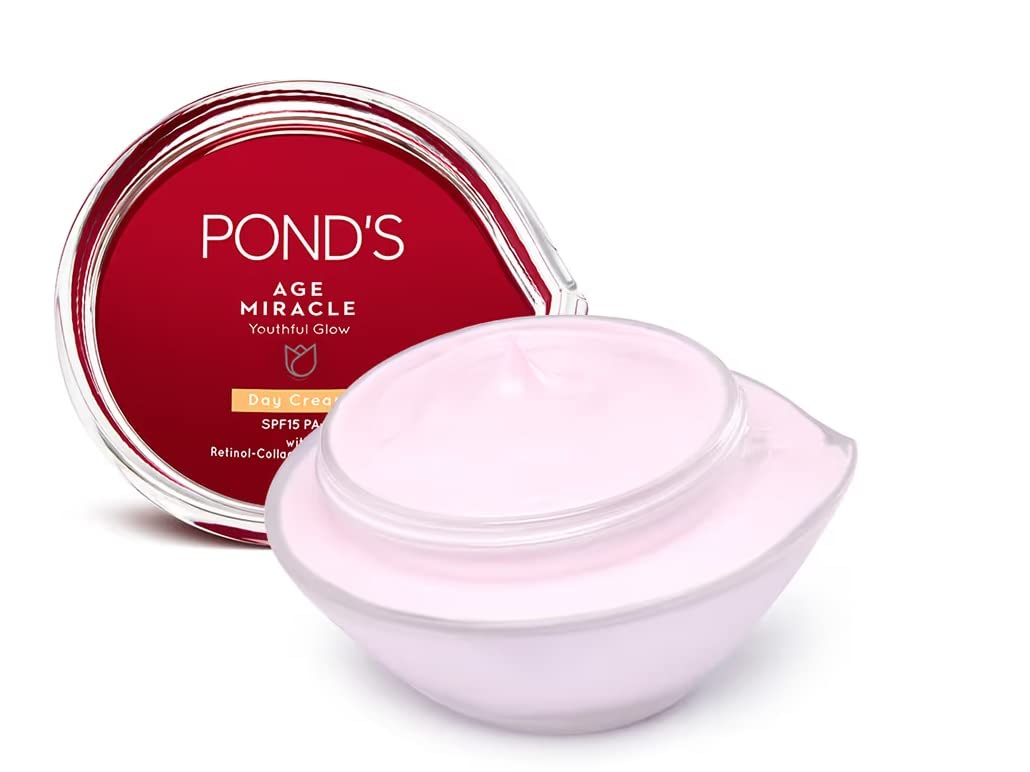 POND'S Age Miracle Day Cream bottle closeup showing daily moisturizer with SPF 15 PA++