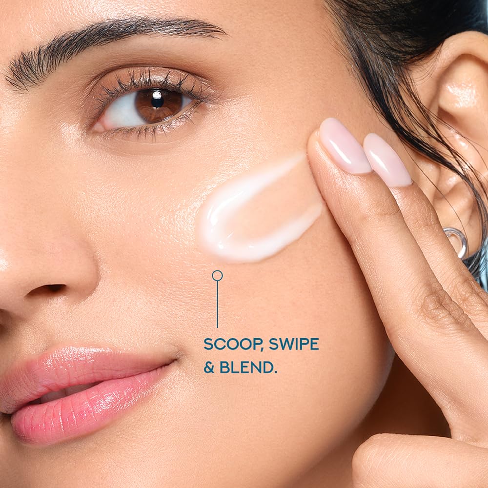 Applying POND'S Super Light Gel on the face for refreshing hydration.