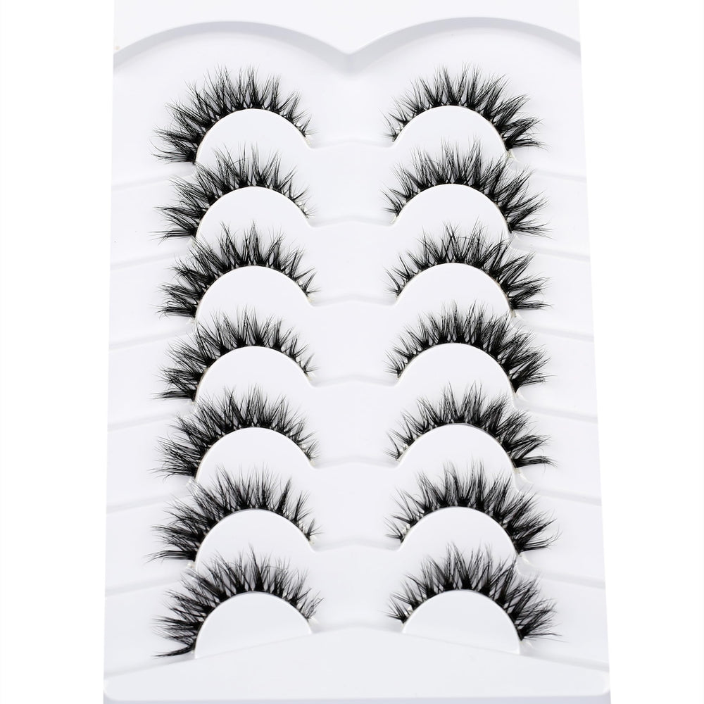 Pooplunch easy-application visual demonstrates simple lash placement.