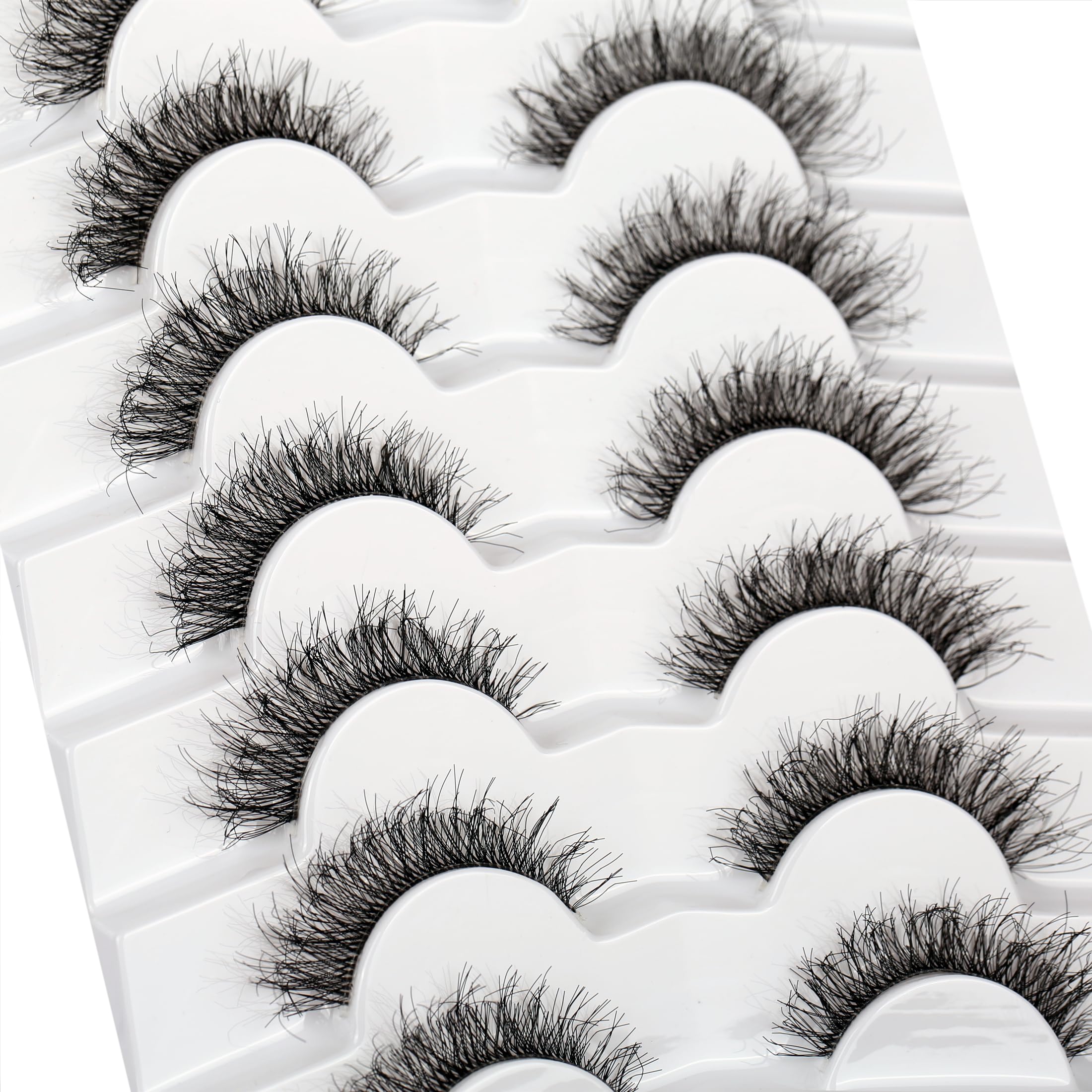 Pooplunch faux mink look-alike lashes for a luxe appearance.