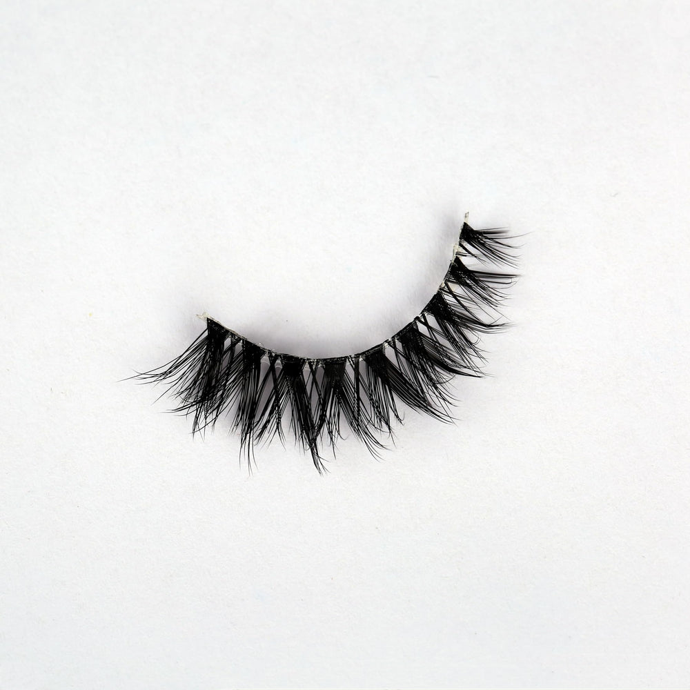 Pooplunch handmade high-quality lashes reflect craftsmanship and premium finish.