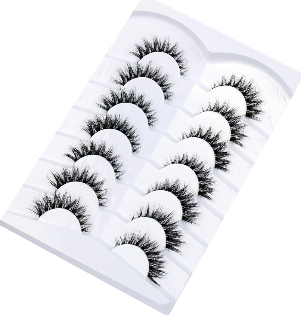 Pooplunch natural cat-eye look example highlights subtle enhancement.