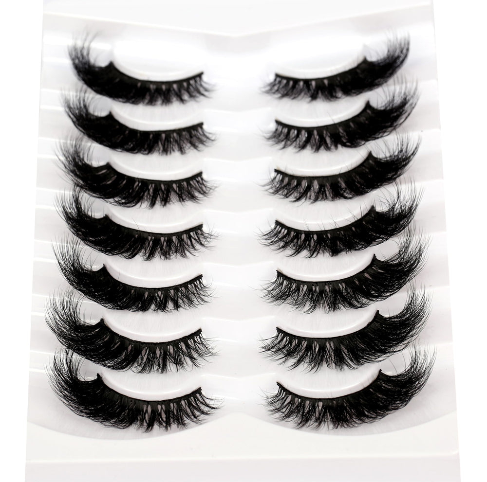 Pooplunch cross-criss lashes deliver multi-layer fullness with natural texture.