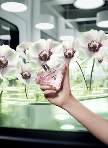 Prada Paradoxe Virtual Flower spray nozzle highlights precise application for daytime freshness.