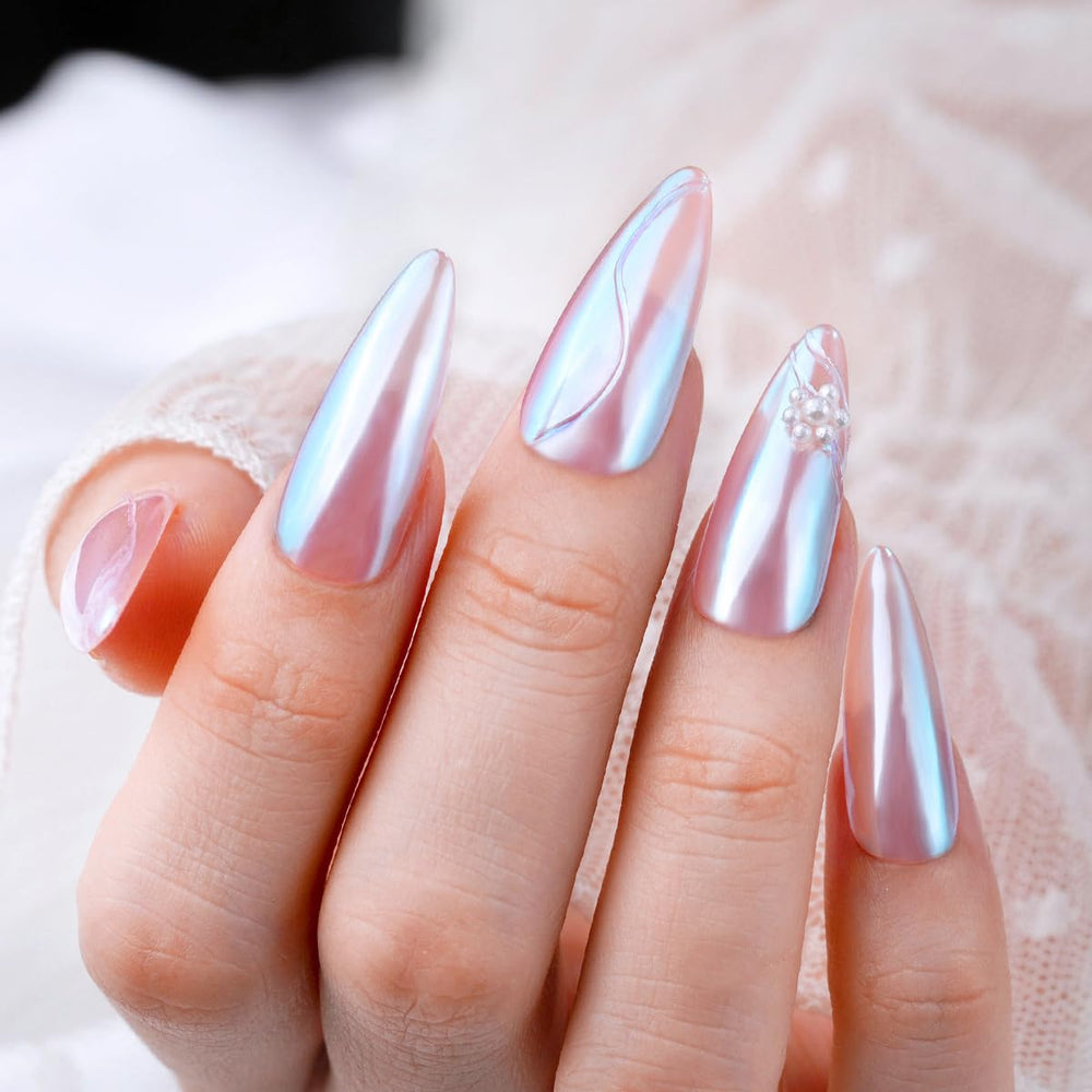 Pretty Diva Moonlight Powder on a light base gel reveals chromed effect across hues.