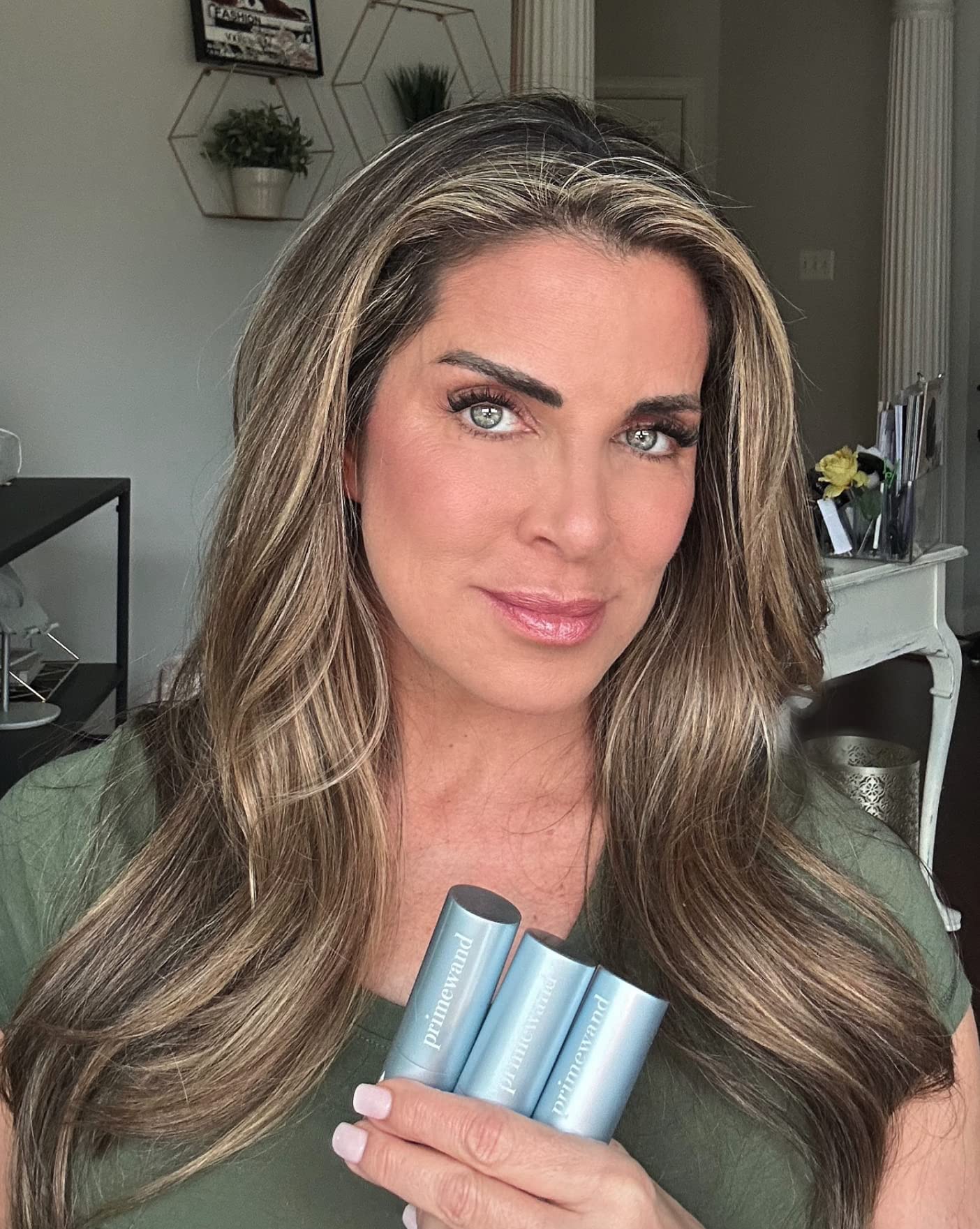 Prime Prometics PrimeWand Pearl jawline definition with subtle shimmer.