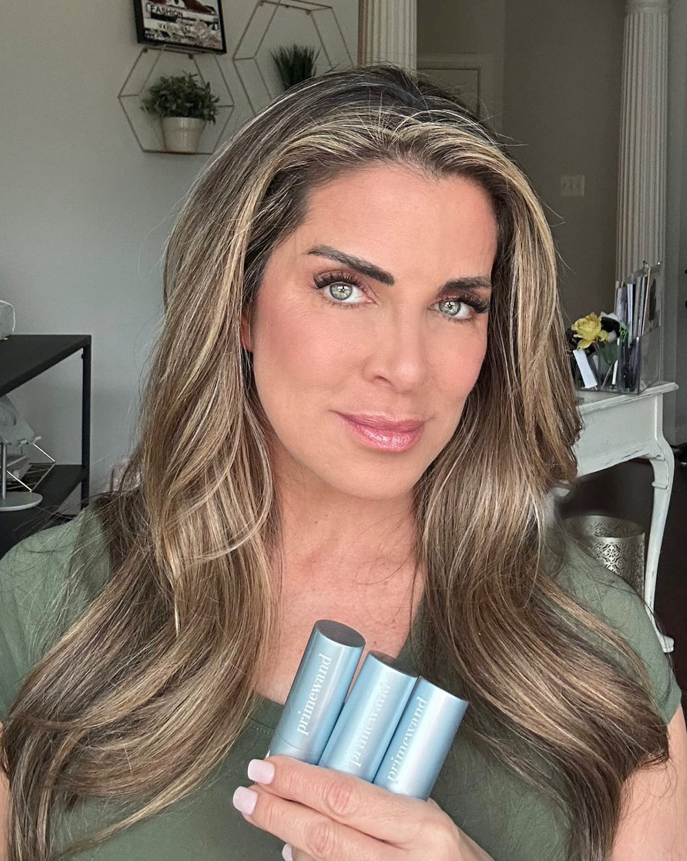 Prime Prometics PrimeWand Pearl jawline definition with subtle shimmer.
