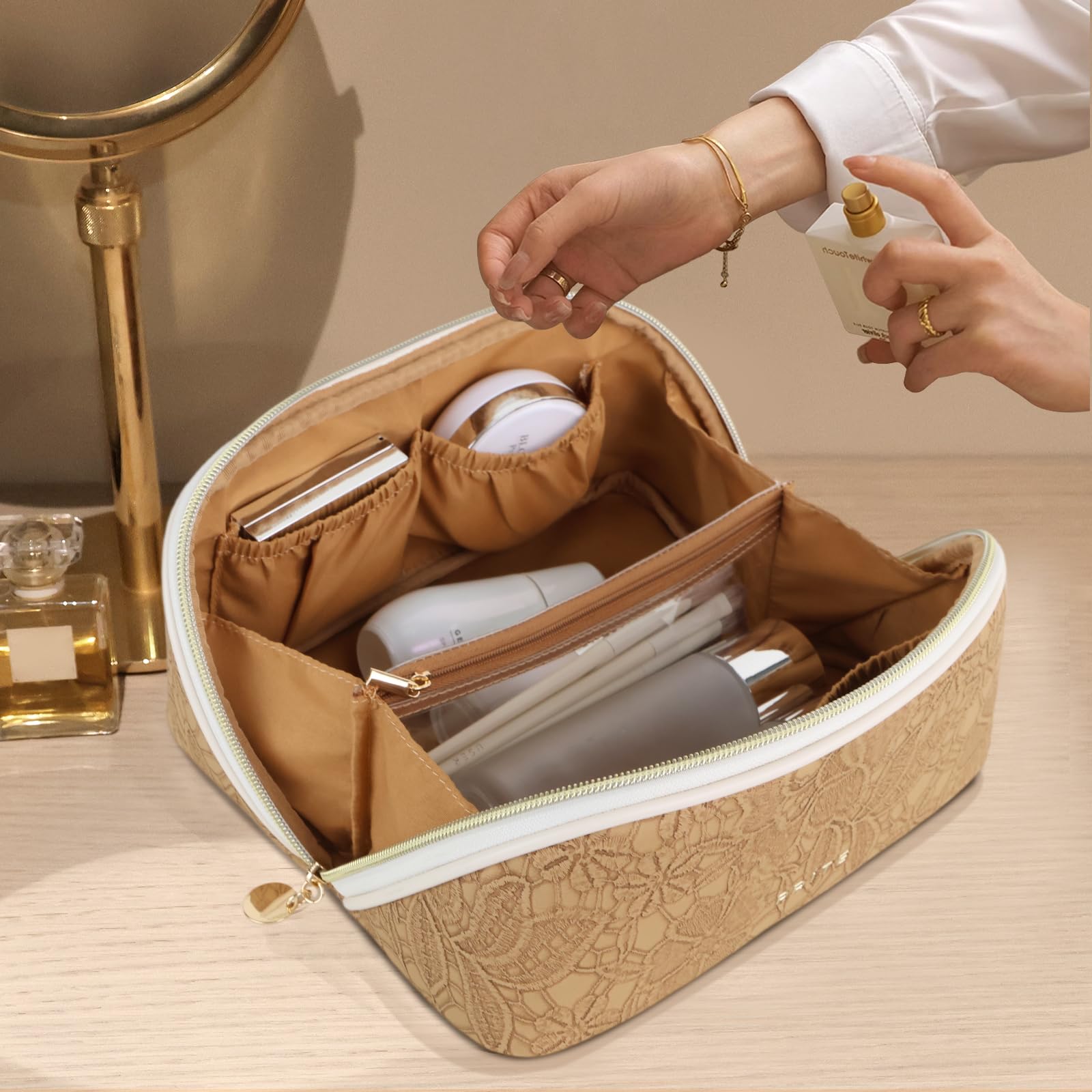 Prite bag offers multi-compartments to keep cosmetics, brushes, and skincare neatly separated.