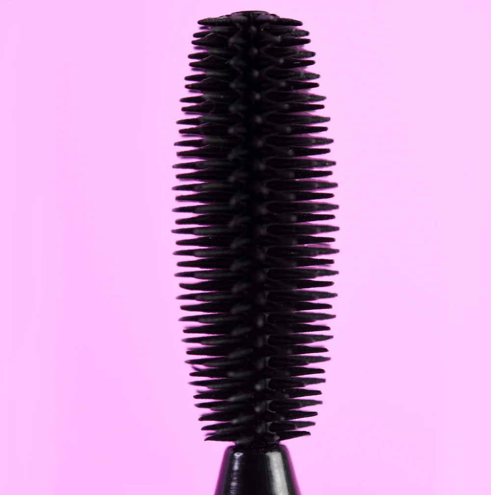 Prosa Mascara natural oils nourish lashes for conditioning and comfort.