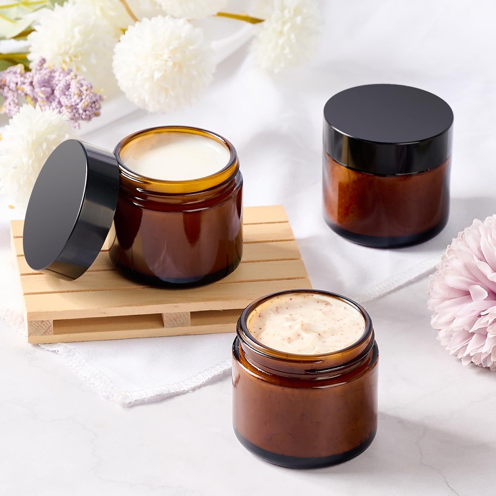 Qeirudu cosmetic jar set highlighted for travel and product testing uses.
