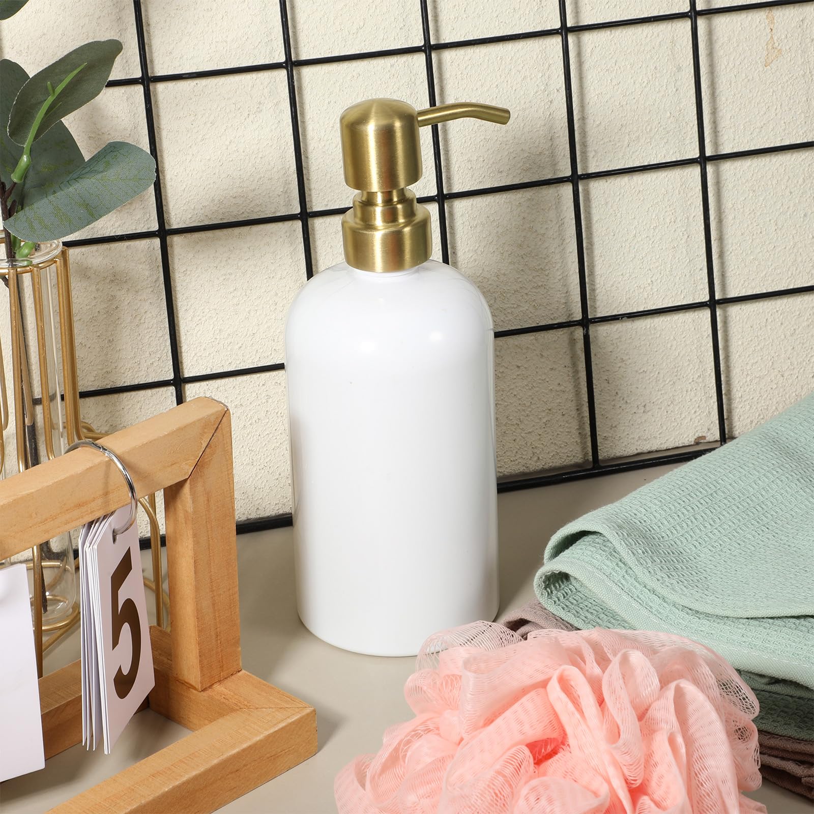 QfwdfcTrenz pump head with gold finish enhances dispenser aesthetics.