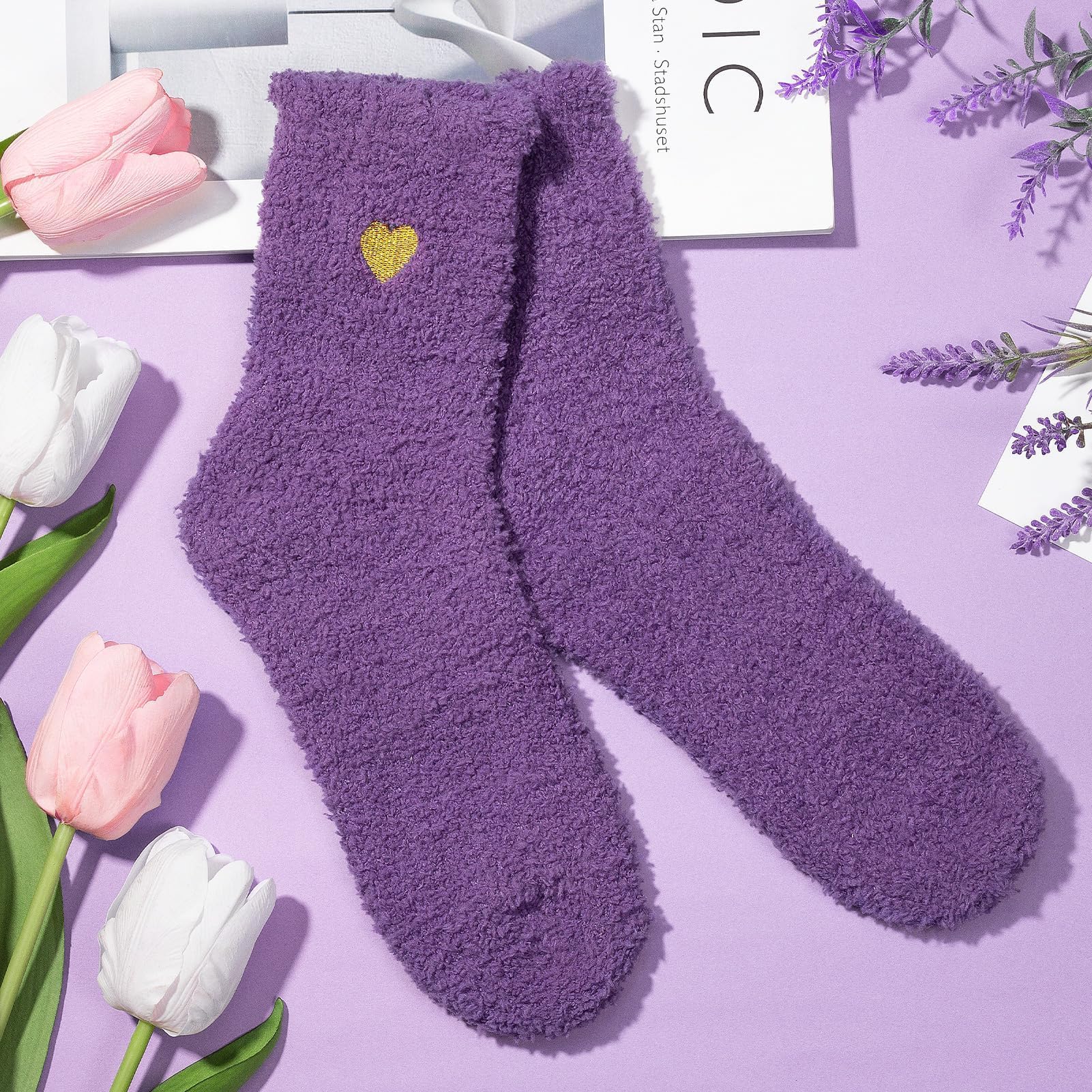 Qinline lavender candle provides soothing scents that complement a relaxing bath.