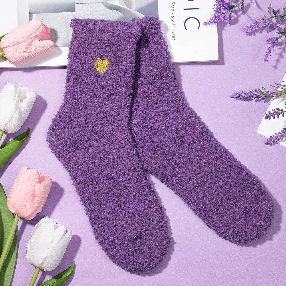 Qinline lavender candle provides soothing scents that complement a relaxing bath.