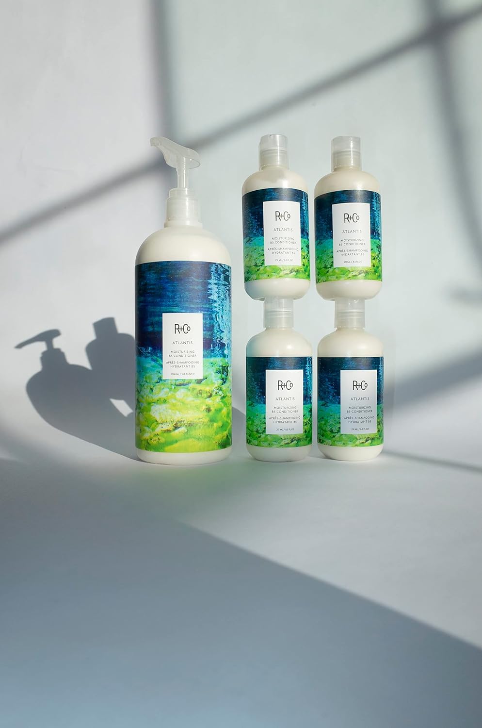 R+Co Atlantis conditioner pour demonstrating easy application