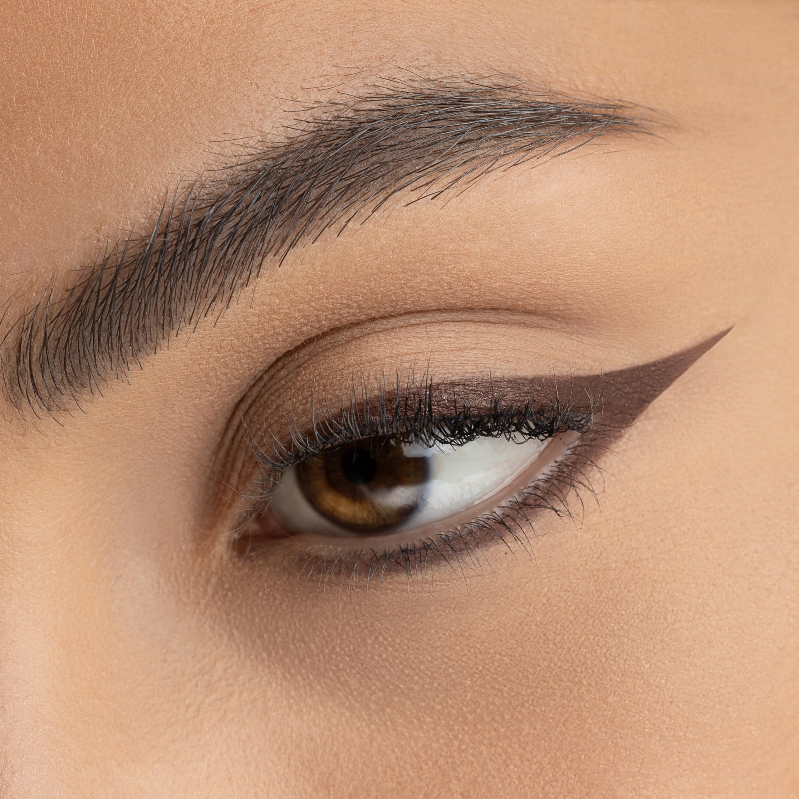 Radiant Professional Make Up Eyeliner Chocolate 03 smudge-tool demonstrates easy blending.