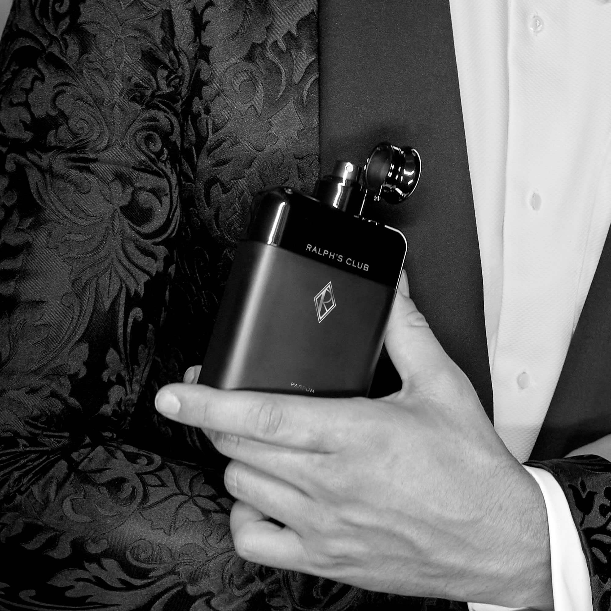 Ralphs Club Parfum spray action conveys a long-lasting, sophisticated scent impression.