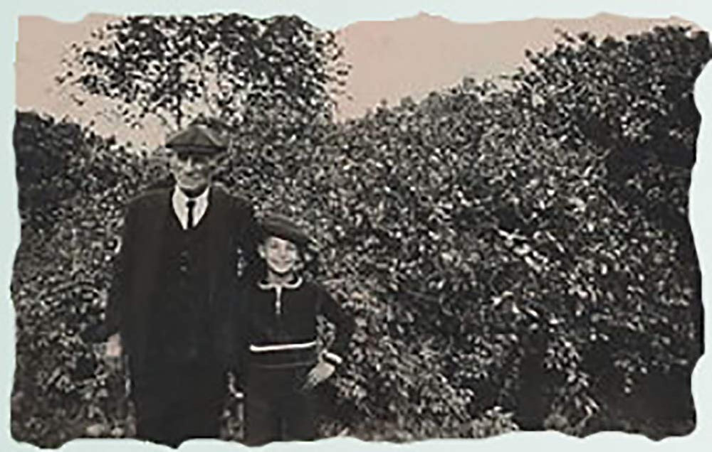 RAPSI application on damp skin demonstrates quick absorption and daily-use convenience.