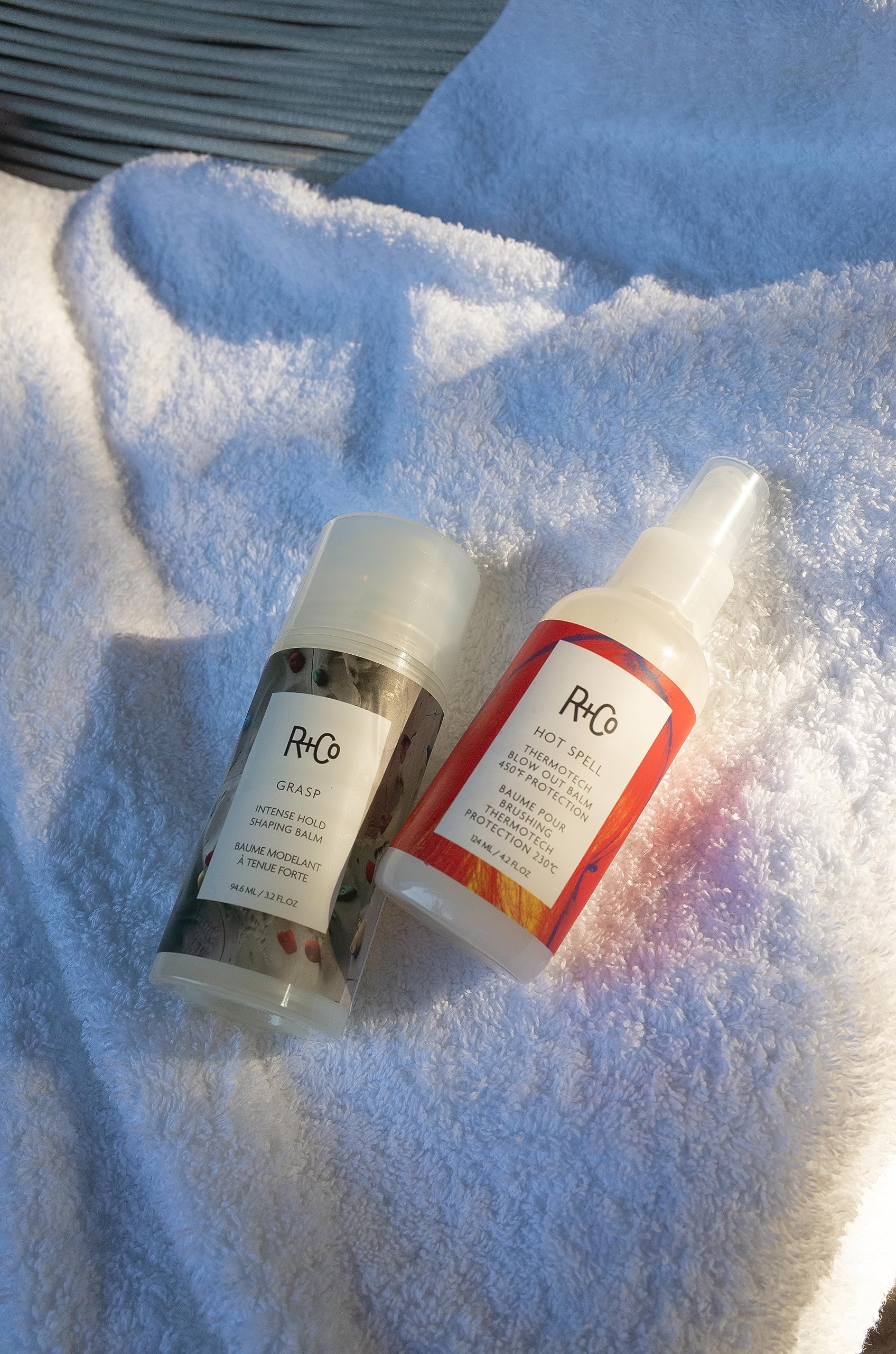 R+Co Grasp Balm aporta brillo natural sin peso.