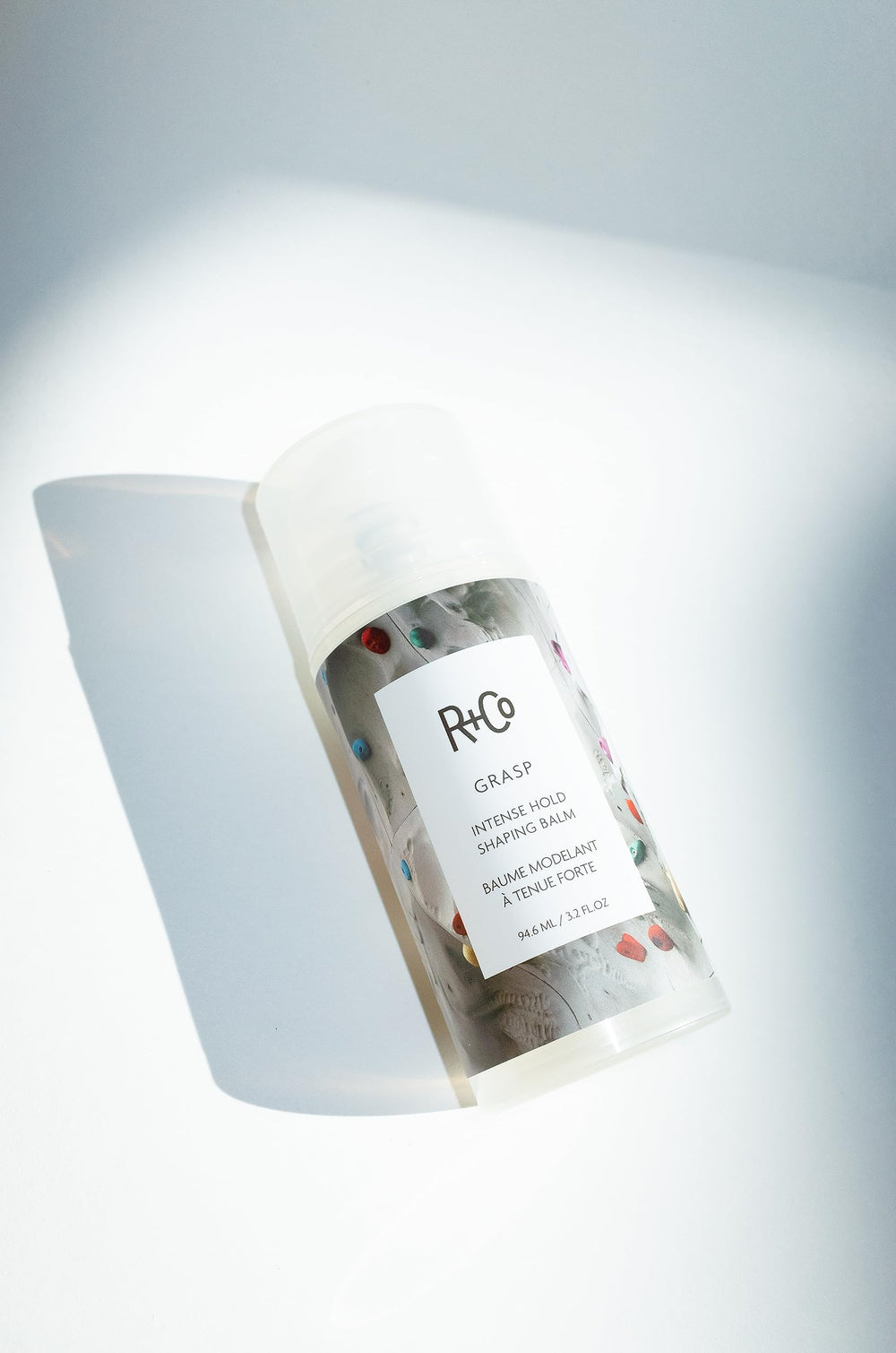 R+Co Grasp Balm ofrece fijación firme con tacto suave.