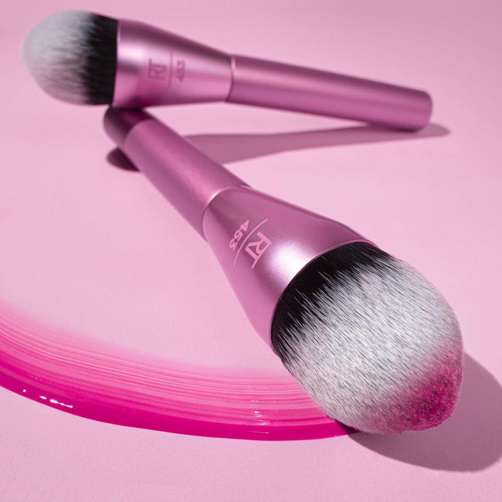 Real Techniques Power Pigment brush supports precise cheekbone definition.
