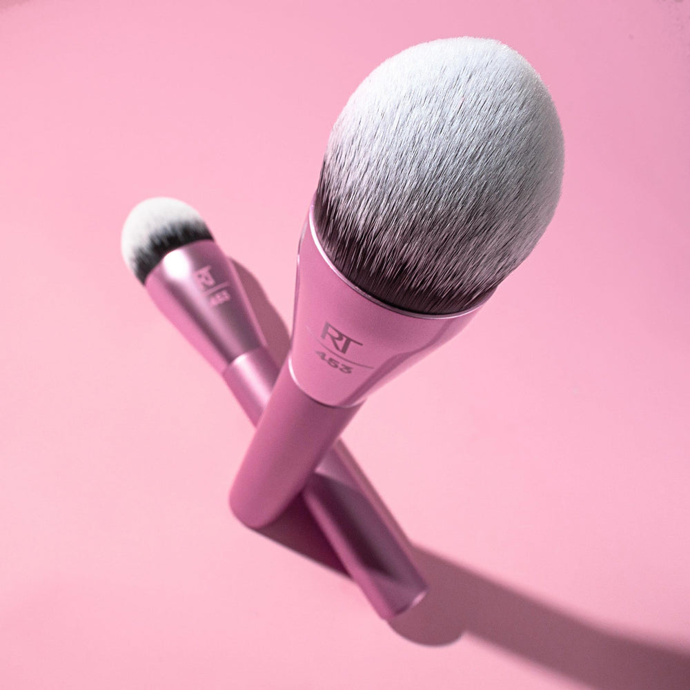 Real Techniques Power Pigment brush provides buildable full-coverage blush results.