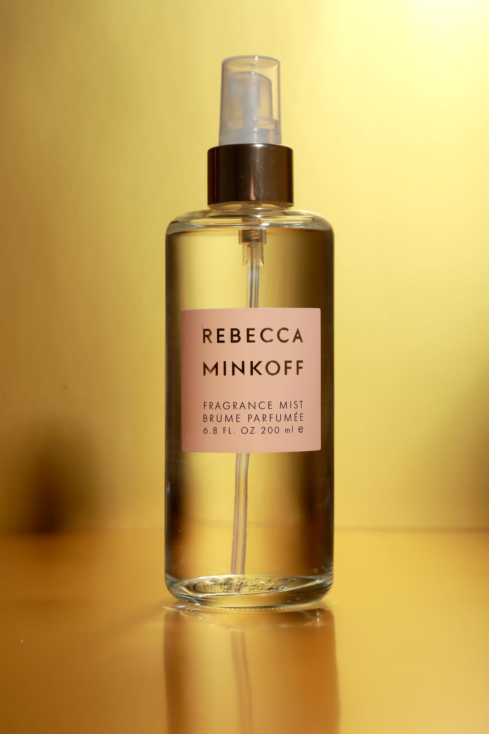 Rebecca Minkoff Blush, notas de base de cedro y vetiver, aroma duradero.