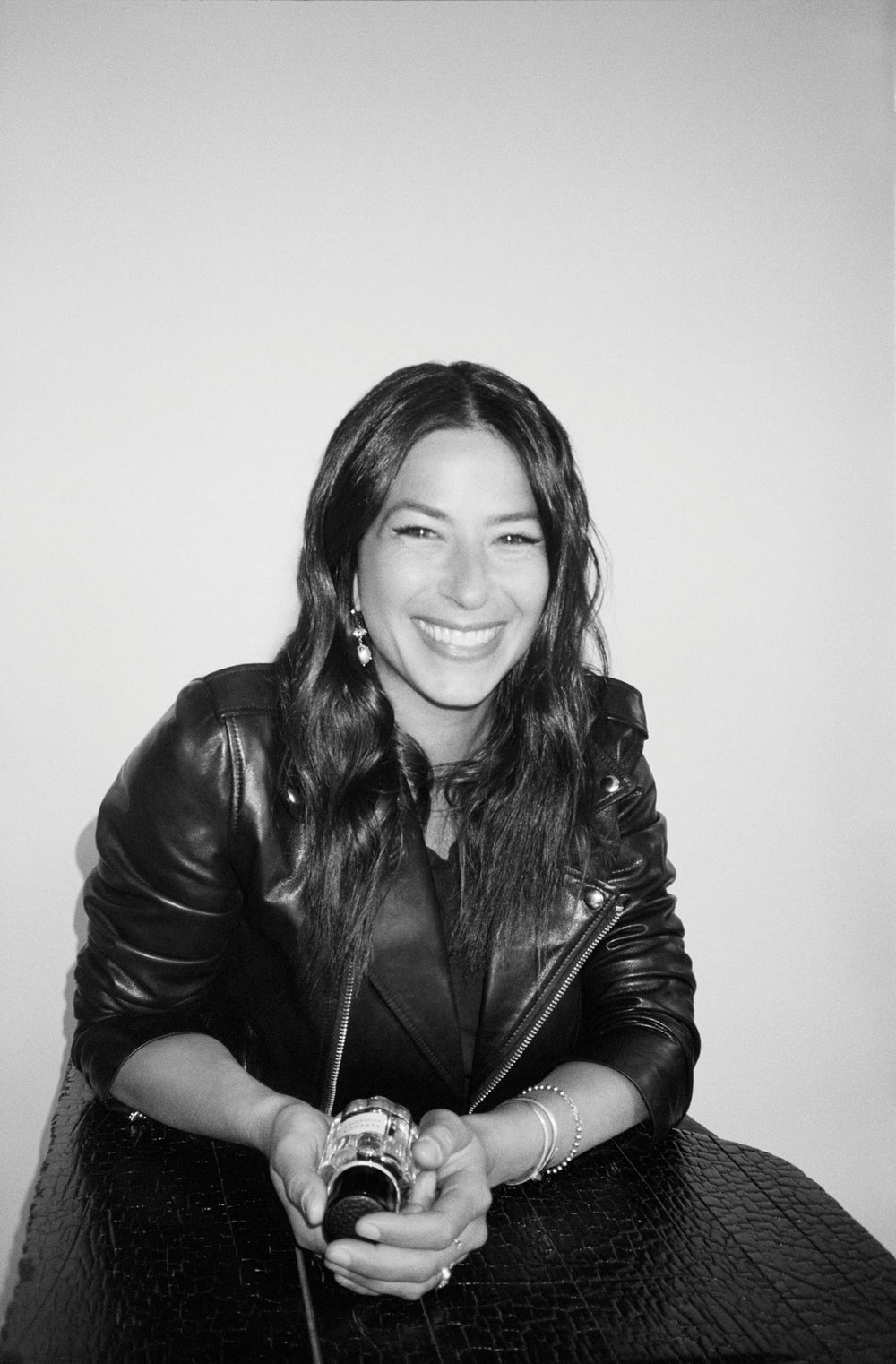 Rebecca Minkoff Body Spray heart notes of tobacco and jasmine create warm allure.
