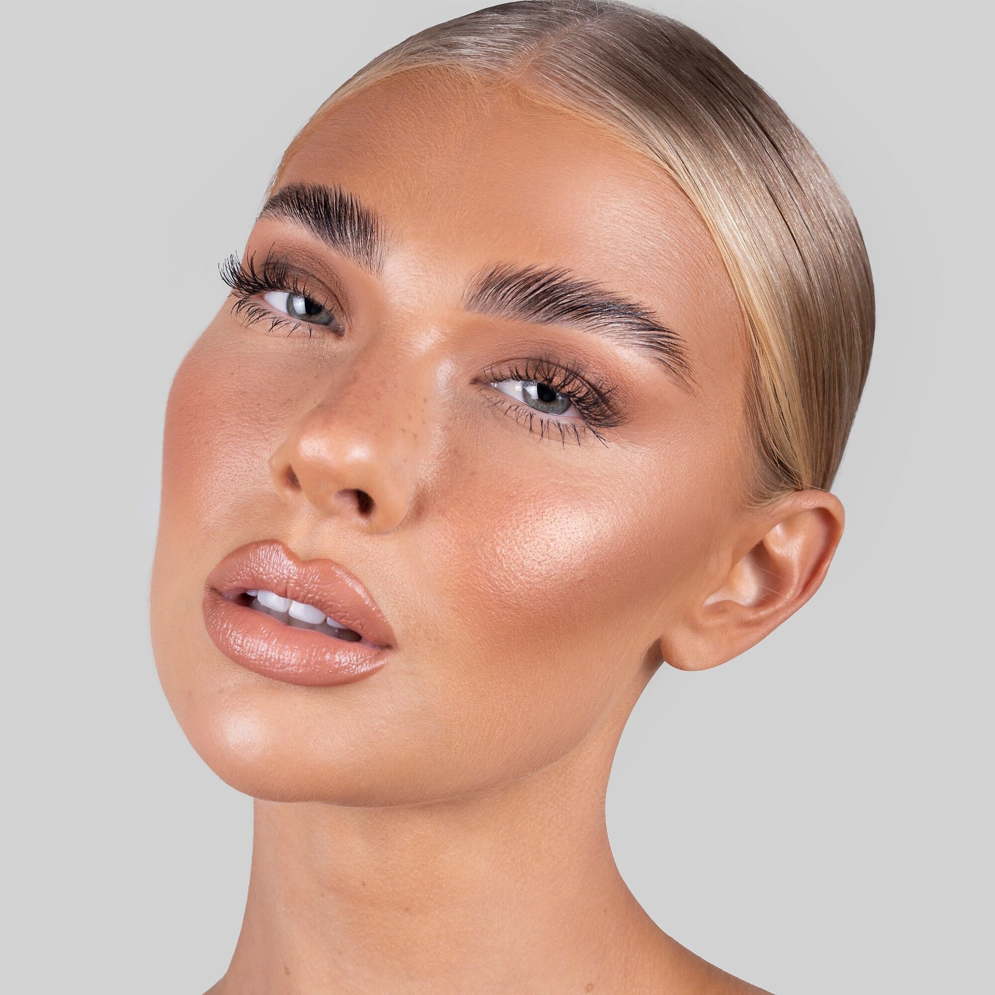 Refy Brow Sculpt comb-and-brush-action shows precise shaping and versatile brow finish.