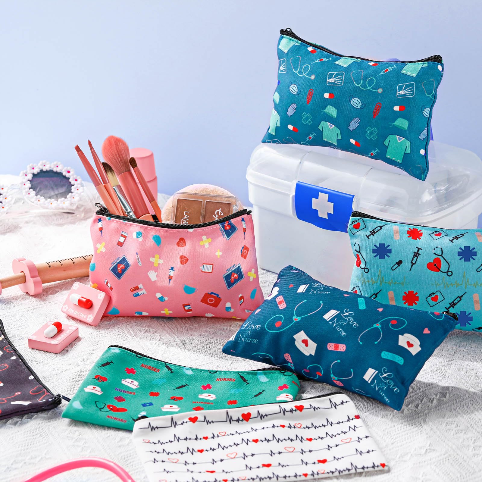 Reginary canvas cosmetic bag delivers durable, lightweight daily use.