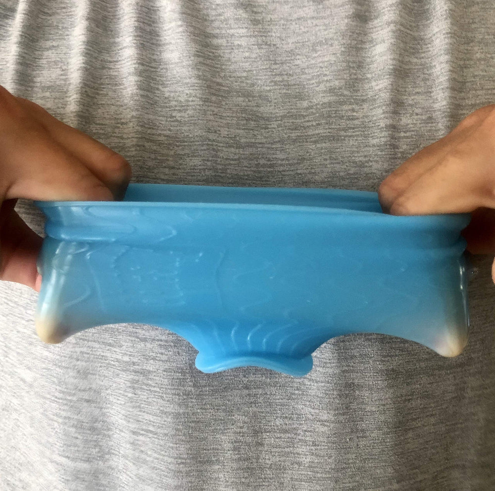 Rinseroo LeakLocks Skins leak-proof demonstration during transit.