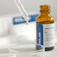 ROLANYIN Alpha Arbutin 2% Serum amber-droplet-on-skin—hydration-ready.