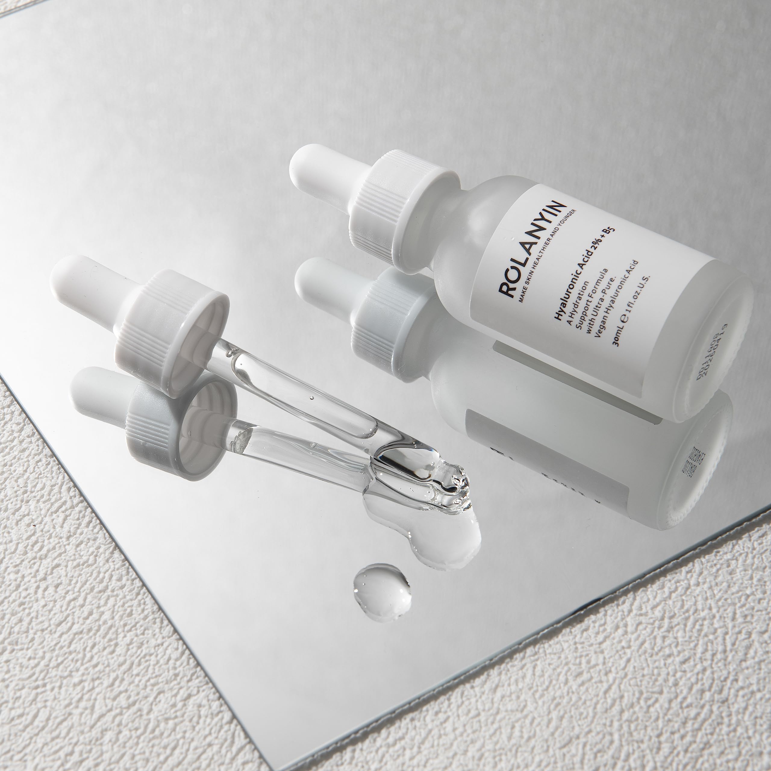 ROLANYIN Hyaluronic Acid 2% + B5 Serum on makeup base enables gentle layering.