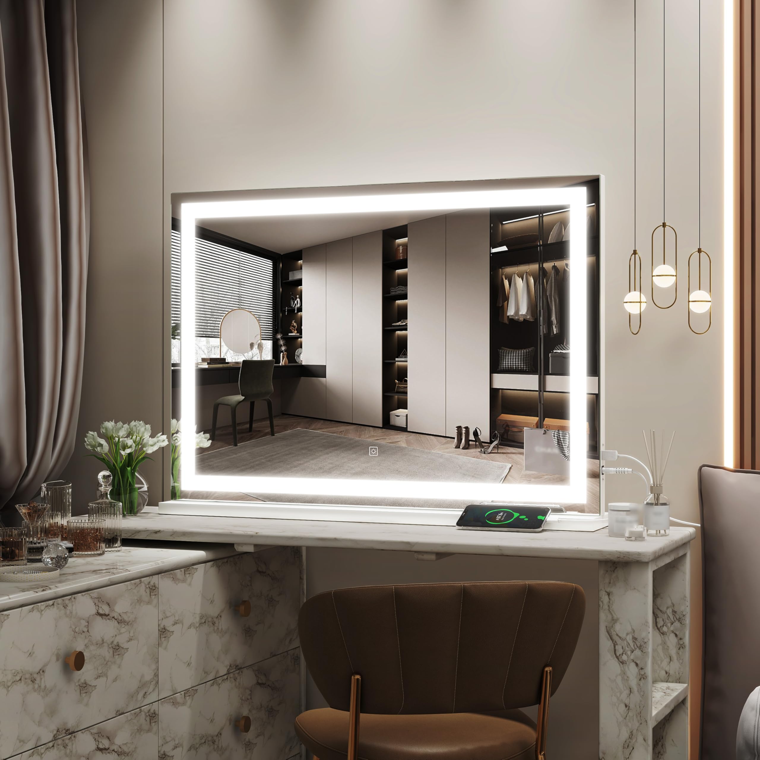 ROLOVE LED lighting closeup highlights even illumination for makeup precision