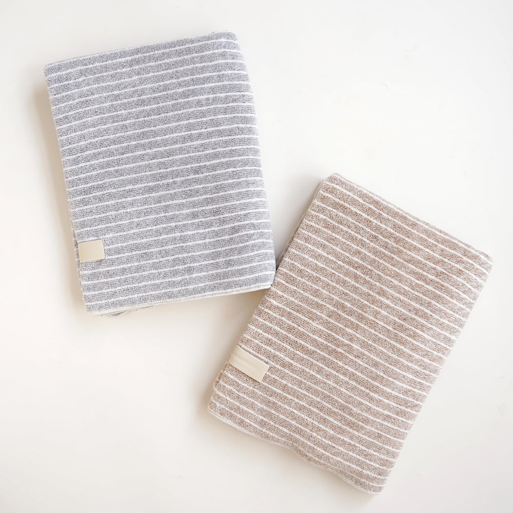 ROLSHOL anti-frizz microfiber towel reduces friction for smoother hair