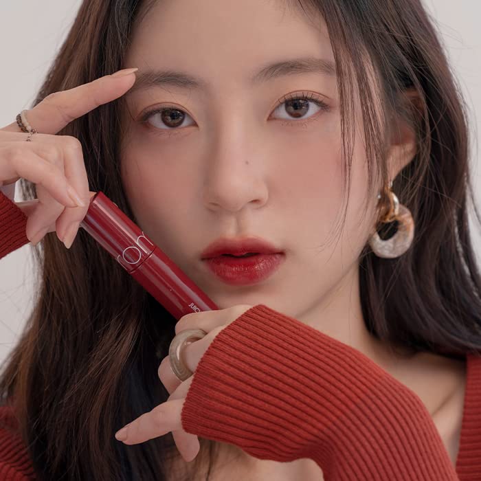rom&nd Juicy Lasting Tint smooth glide demonstrates easy application